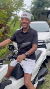 Russell Simmons Instagram - God woke me up again prayers work 😂 today i pray for the freedom and happiness of all beings and that my thoughts words and actions contribute to the health happiness and freedom for all beings ps public service announcement 🌹... a kind reminder The 