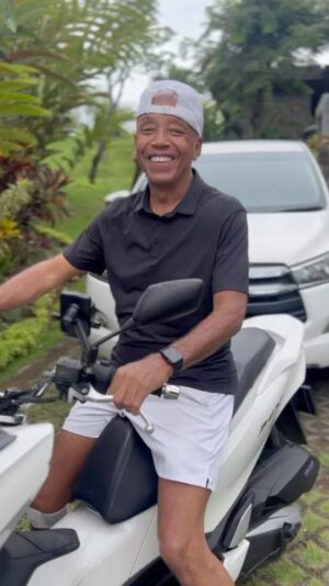 Russell Simmons Instagram - God woke me up again  prayers work 😂  today i pray for the freedom and happiness of all beings  and that my thoughts words and actions contribute to the health happiness and freedom  for all  beings  ps  public service  announcement 🌹... a  kind reminder  The "china study"  the most comprehensive health study ever done claims that the number one cause of cancer and almost all disease and in fact, all premature death is eating animal products  please don't eat God's creatures it's not healthy for your spirit or your body. Love you.❤️