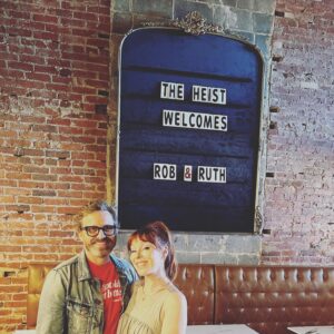 Ruth Connell Instagram - Who’s joining us tonight @theheistbg ❤️
Check out the best bookstore in town before the gig - where I spied a @feliciaday classic 📖 @jasonmannsmusic @robenedict ❤️#bowlinggreen 💚 #virginiaisforlovers 🖤