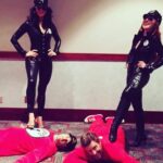 Ruth Connell Instagram - Off to a flying start! Maybe our second ever karaoke? This goes back a bit… #tbt @alainahuffman @dicksp8jr @robenedict 🖤