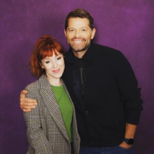 Ruth Connell Instagram - Went all out on photo ops this con - managed to get a @thecwwinchesters one!!!! Woot! Not to mention the rest….😉 Thank you @chrisschmelke for indulging me beyond ridiculousness and @creationent for the weekend’s LOVE 💚#spnatl #spnfamily