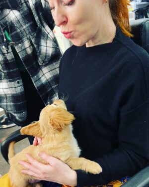 Ruth Connell Instagram - You can’t take her home they said…. 
No leave her - they said….
#FridaMarie 🧡 📸 @michellelpedersen