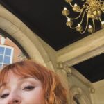 Ruth Connell Instagram - Suits me to a tea - perfect day in the English countryside thank you @basingstokecomiccon on my way! ❤️