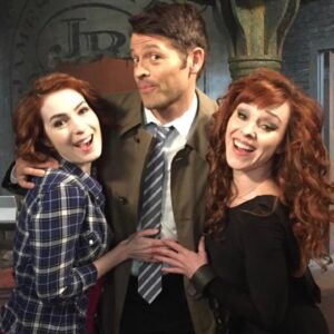 Ruth Connell Instagram - Still fresh! Our ginger sandwich…. @feliciaday @misha 🧡🖤🧡 📸 @mrjakeabel