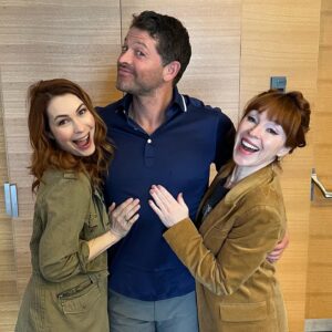 Ruth Connell Instagram - Still fresh! Our ginger sandwich…. @feliciaday @misha 🧡🖤🧡 📸 @mrjakeabel