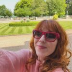 Ruth Connell Instagram - Suits me to a tea - perfect day in the English countryside thank you @basingstokecomiccon on my way! ❤️