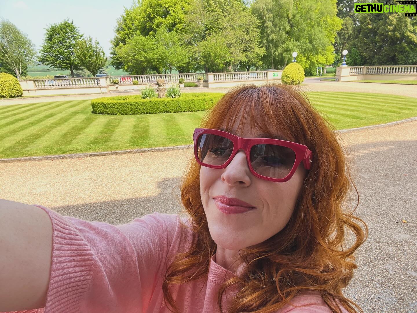 Ruth Connell Instagram - Suits me to a tea - perfect day in the English countryside thank you @basingstokecomiccon on my way! ❤️