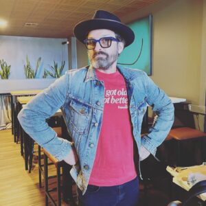 Ruth Connell Instagram - Who’s joining us tonight @theheistbg ❤️
Check out the best bookstore in town before the gig - where I spied a @feliciaday classic 📖 @jasonmannsmusic @robenedict ❤️#bowlinggreen 💚 #virginiaisforlovers 🖤