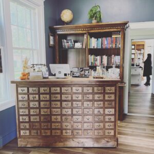 Ruth Connell Instagram - Who’s joining us tonight @theheistbg ❤️
Check out the best bookstore in town before the gig - where I spied a @feliciaday classic 📖 @jasonmannsmusic @robenedict ❤️#bowlinggreen 💚 #virginiaisforlovers 🖤