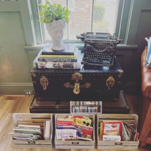 Ruth Connell Instagram - Who’s joining us tonight @theheistbg ❤️
Check out the best bookstore in town before the gig - where I spied a @feliciaday classic 📖 @jasonmannsmusic @robenedict ❤️#bowlinggreen 💚 #virginiaisforlovers 🖤