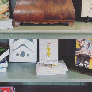Ruth Connell Instagram - Who’s joining us tonight @theheistbg ❤️
Check out the best bookstore in town before the gig - where I spied a @feliciaday classic 📖 @jasonmannsmusic @robenedict ❤️#bowlinggreen 💚 #virginiaisforlovers 🖤