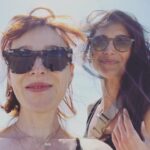 Ruth Connell Instagram - A windy day in Venice! With some divine conversations @tiffanylonsdale Some vibrant art, which will keep the inspiration firing, then found us @marknarensartist 🩷
