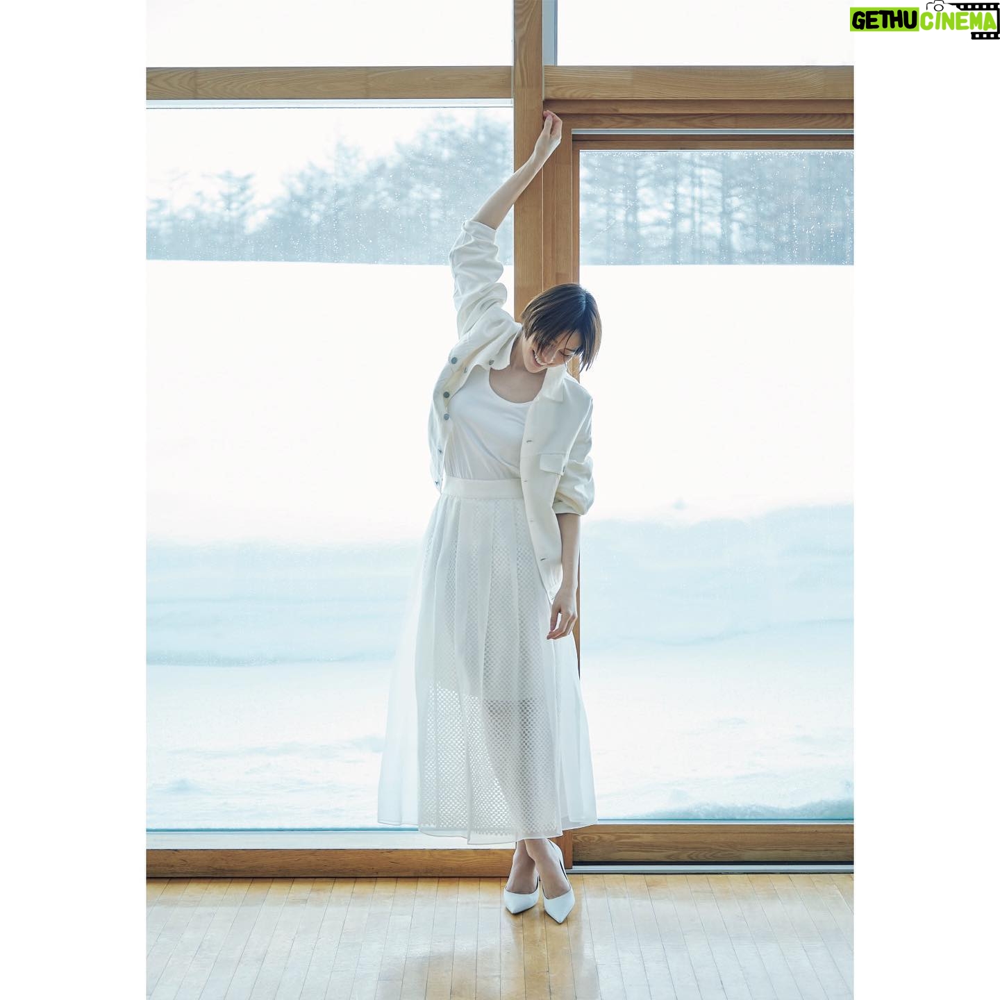 Ryoko Yonekura Instagram - 昨日発売の『週刊文春』12月15日号の 「原色美女図鑑」でお世話になりました! 私が生まれて初めて 自分でロケハンして撮りたいと思った場所で、 さらに大切な仲間たちと撮影出来たのも 北海道を愛する方々のおかげです! 関わってくれたみんなにありがとうの一日でした! Thank you to all involved in yesterday's December 15th issue of "Shukan Bunshun" (Weekly Bunshun)! For the first time in my life, I was able to scout and shoot on location together with my closest friends. It's all thanks to the people who love Hokkaido! It was a day to thank everyone involved! @shukan.bunshun_mag @t.minamoto @okuhara_seiichi @kozueonuma.eleven.stylist #モエレ沼公園 #ランファンキレーヴ