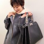 Ryoko Yonekura Instagram - 時代を問わず愛されているFENDIのアイコンバッグ「Peekaboo」の 新作カプセルコレクションが登場しました！ アイコニックなステッチとパイソンレザーのハンドルが素敵😘 Enjoy the new capsule collection of the timeless FENDI iconic bag, The Peekaboo! Embellished with hand stitching and python leather handle – ooh, irresistible😘 @fendi @mrkimjones @silviaventurinifendi @delfinadelettrez #fendi #FendiPeekaboo #fendiofficial