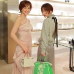 Ryoko Yonekura Instagram - 「パラッツォ フェンディ 表参道」のオープニングイベントで、松本まりかちゃんとバッタリ！ 髪型も変わってとってもキュートなまりかちゃんとパチリ 彼女のピーカブーもニットもとても素敵でした。 ⁡ ⁡ Ran into Marika Matsumoto at Palazzo Fendi Omotesando opening party! Here’s a quick snapshot with a very cute Marika with her new hairdo. Her peekaboo bag and knitwear were both gorgeous. #PalazzoFendiOmotesando #FendiSS23 #fendi #fendiofficial @fendi @marika_matsumoto