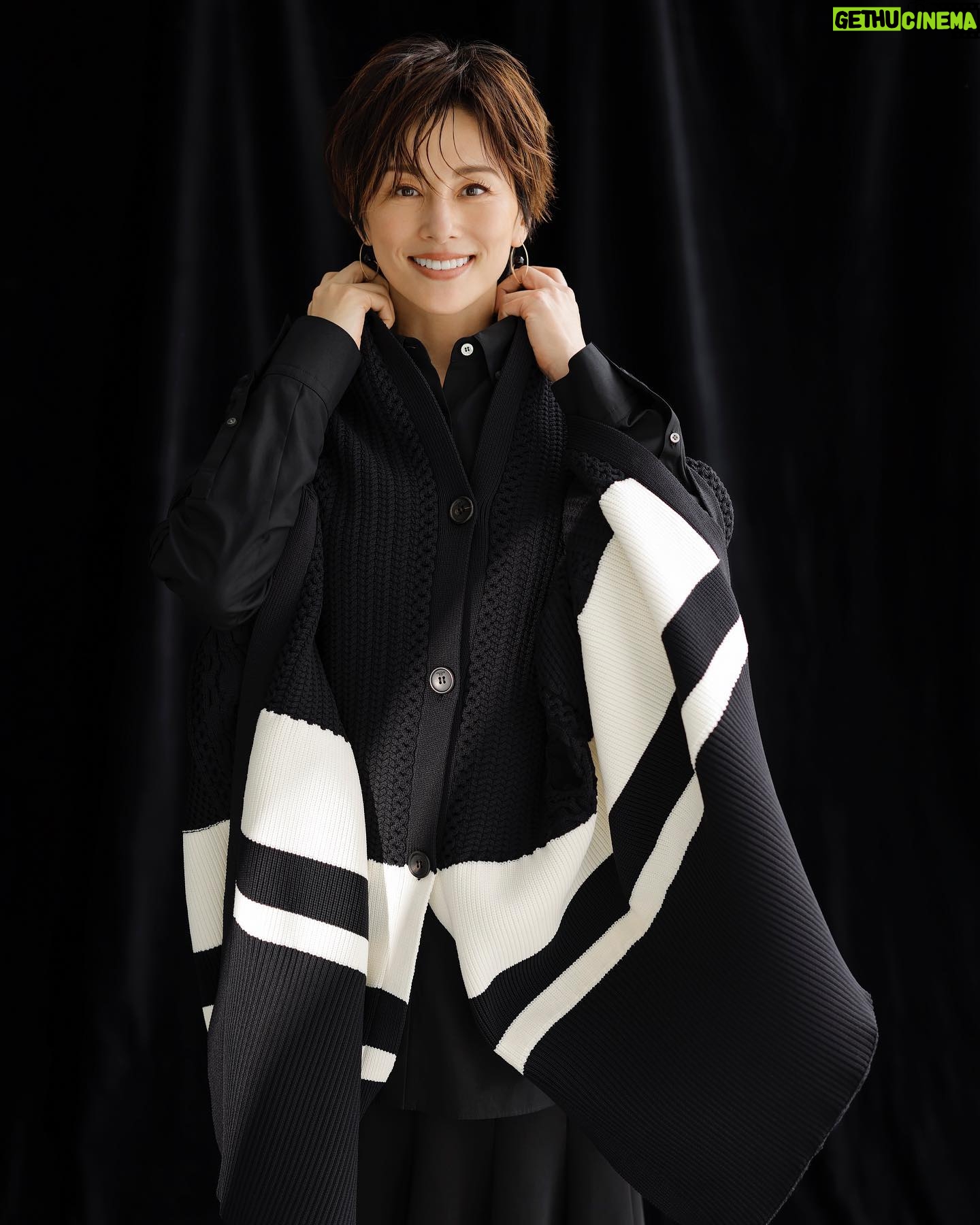 Ryoko Yonekura Instagram - 今日『LEE 』12月号が発売されます 久しぶりに表紙&インタビューでお世話になりました! 今私が感じる事、今まで感じてきた事色々語っておりますっ 人間って年を重ねる事によって考え方も少しずつ変化するかも…と。 今まで『白』は私にとって清潔さ、潔さ、だったけどこのところ安心感、リラックス効果に変化してる気もします! お時間あったら手に取ってみて下さいね! 写真はせっかくなのでアザーカットをどうぞ! December issue of LEE is out today! Thank you LEE – been a while since I've done the cover & interview! We talked extensively about my current and past feelings! And about how people tend to gradually shift their mindset as they grow older… Like for me – white used to mean cleanliness and purity, but recently I find the color being more reassuring and relaxing! Thanks for checking it out! And just for you – the other cut! @magazinelee #magazinelee #leeweb #LEE12月号