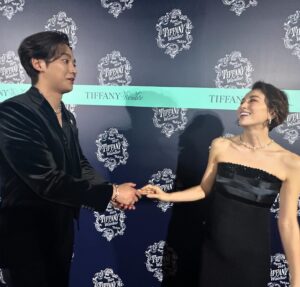 Ryoko Yonekura Instagram - ロウンさんともお会いできて、久しぶりに韓国語をちょびっと話せました！
한국어를 많이 잊었다😅

@tiffanyandco 
@ewsbdi 
#멋지다
#素敵な出会い
#楽しい会話