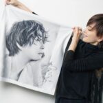 Ryoko Yonekura Instagram - せっかく撮って頂いたお気に入りの作品を形に残したいと思い、以前から制作したかったメトロポリタンクロスボトルさん、撮影してくださった渞忠之さんとトリプルコラボしてクロスにする運びに至りました！ このクロスはとても万能でっ^ ^ メガネ拭きとしてだけでなく色々な使い方があるんです！ 『磨く・着る・飾る』をフルエンジョイしていただきたいです！ ちょこちょこご提案していきますね！ 素材もとても心地よい肌触りで少し贅沢なクロスです✨ 手にとってもらったらメガネ拭き？の概念が吹っ飛びます❗️ 両面でデザイン違いのこのクロス、サイズを2種類用意しました！ みんなでお揃いで使えたら嬉しいです😘 尚、よねさんちの会員の皆さんに 先行発売させていただきますので宜しくお願いします‼️ I wanted to preserve my favorite work through another medium, so I've collaborated with Metropolitan Crossbottle to make this special cloth！ This is a great cloth that can be used for more than just something to wipe your glasses with😜 We want you to fully enjoy it in anyway you can, whether it be polishing, wearing, or decorating‼️ The cloth is a high quality material that is soft to the touch and feels quite luxurious💗 We have prepared two sizes of this cloth with different designs on both sides‼︎ #渞忠之 #metropolitancrossbottle #メガネ拭き #alwaysbymyside #art