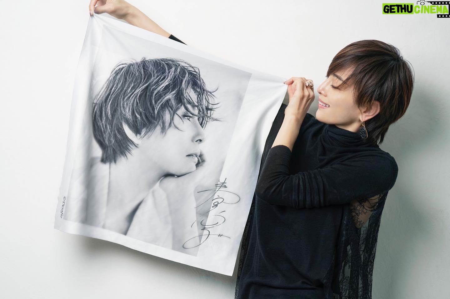 Ryoko Yonekura Instagram - せっかく撮って頂いたお気に入りの作品を形に残したいと思い、以前から制作したかったメトロポリタンクロスボトルさん、撮影してくださった渞忠之さんとトリプルコラボしてクロスにする運びに至りました! このクロスはとても万能でっ^ ^ メガネ拭きとしてだけでなく色々な使い方があるんです! 『磨く・着る・飾る』をフルエンジョイしていただきたいです! ちょこちょこご提案していきますね! 素材もとても心地よい肌触りで少し贅沢なクロスです✨ 手にとってもらったらメガネ拭き?の概念が吹っ飛びます❗️ 両面でデザイン違いのこのクロス、サイズを2種類用意しました! みんなでお揃いで使えたら嬉しいです😘 尚、よねさんちの会員の皆さんに 先行発売させていただきますので宜しくお願いします‼️ I wanted to preserve my favorite work through another medium, so I've collaborated with Metropolitan Crossbottle to make this special cloth! This is a great cloth that can be used for more than just something to wipe your glasses with😜 We want you to fully enjoy it in anyway you can, whether it be polishing, wearing, or decorating‼️ The cloth is a high quality material that is soft to the touch and feels quite luxurious💗 We have prepared two sizes of this cloth with different designs on both sides‼︎ #渞忠之 #metropolitancrossbottle #メガネ拭き #alwaysbymyside #art