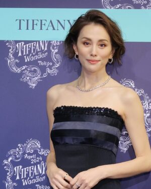 Ryoko Yonekura Instagram - 本日『Tiffany Wonder』にお邪魔してきました。
伝統の重みをずっしりと感じるジュエリーの数々。

身につけているのは「X」の文字をモチーフにした
ジュエリー。

友達との久しぶりの再会も嬉しかった❣️

煌めきをたくさん浴びて、素敵な時間を過ごすことができました✨

I visited 「Tiffany Wonder Exhibition」tonight.
A ton of jewelry have a sense of history and traditions made me feel the power of them!
Thank you so much for a wonderful night❣️

@tiffanyandco 
#Tiffanyandco 
#TiffanyWonder 
#ティファニー展 
#TiffanyPartner