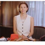 Ryoko Yonekura Instagram - #米倉涼子 のバッグの中身は？「年齢を重ねるほど、持ち物だけでなく考え方もシンプルに削ぎ落としていく」と語る、彼女の生き方を貫く言葉が溢れた動画をぜひチェックして✨ 続きはプロフィールのリンクより。 #InTheBag #インザバッグ