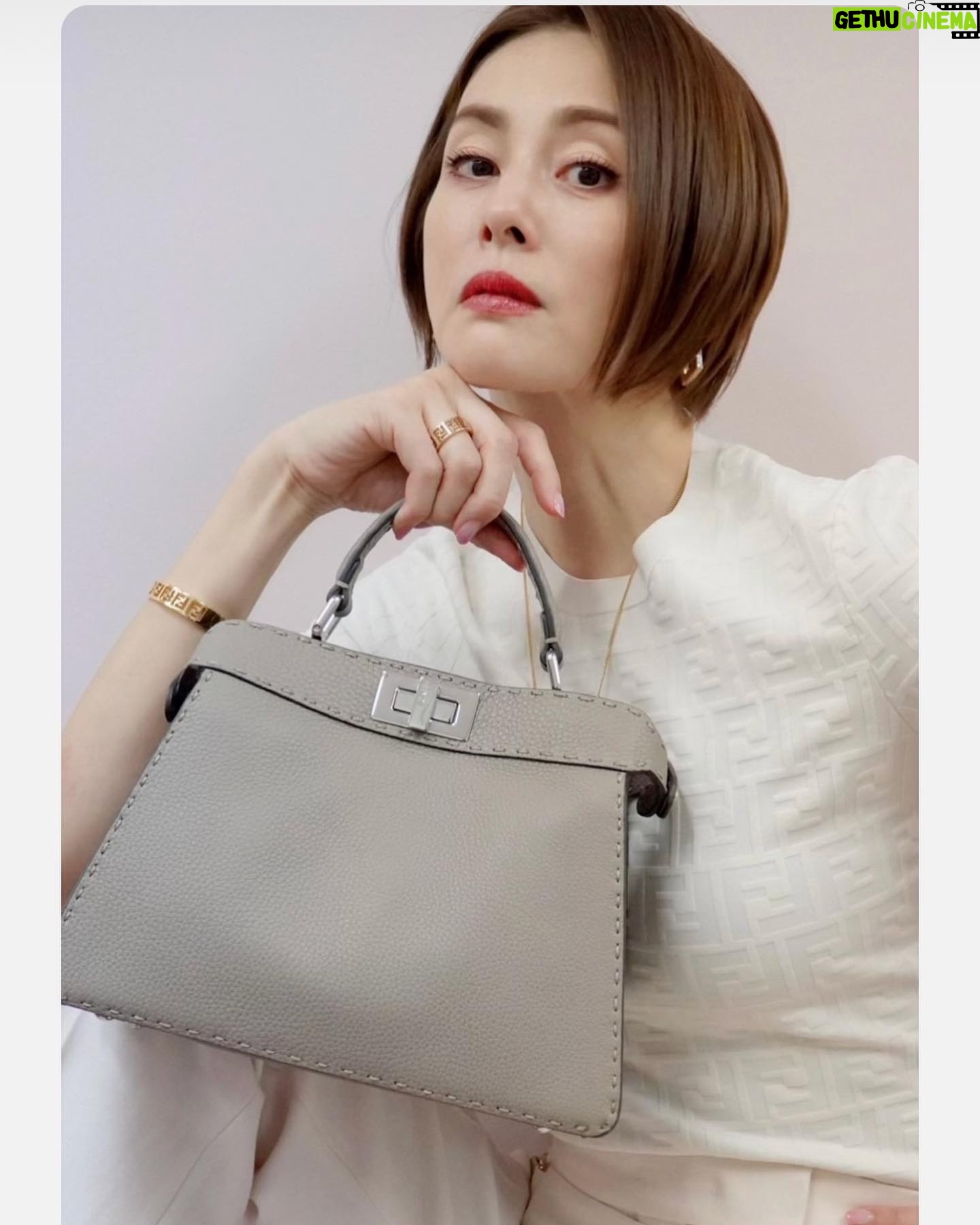 Ryoko Yonekura Instagram - 上品な見た目なのにシンプルで可愛いFENDIのアイコンバッグ『ピーカブー』 いくつあっても心が弾む❤️ この色も素敵! #FendiPeekaboo #PR #Fendi @fendi FENDI icon bag “PEEKABOO” Although it looks elegant, it is simple, cool, and cute. No matter how many I have, my heart wii be excited! This color is also nice!