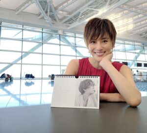 Ryoko Yonekura Instagram - みなさんこんにちは
お元気ですか？
さて、ファンクラブの皆さんからのリクエストで、
恥ずかしながらカレンダーを作りました♪
わざわざ遠くまでロケに行ってきましたよ^_^
⁡
私の誕生月でもある8月からのカレンダーですが、おまけで来年の12月までのロングカレンダーになります✨
⁡
近々よねさんちで販売開始になりまーす‼︎
どうぞよろしくお願いします❤️
⁡
⁡
Hi - how are you all?
Well, we made a calendar as requested by my beloved fan club members♪
Traveled quite far for this calendar shoot ^_^
⁡
This extended calendar will start from August, my birthday month, till December 2023 ^_^
⁡
It will be on sale at Yonesan-chi very soon!
Many thanks for your support❤️

#thankyouforyoursupport 
#卓上カレンダー 
#よねさんち