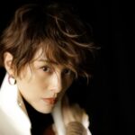 Ryoko Yonekura Instagram - 断腸の思いでこの決断に至りました… お医者様からの半年は無理な動作は控えた方が良いというご意見でもあり このリスクを抱えてNYに行っても キャストをはじめ、俳優業界の皆様にご迷惑をおかけする事になり、コロナ禍にも関わらず、日本をはじめ、海外から来てくださったファンの皆様に当日キャンセルという事態はどうしても避けたく、この決断を下しました。 また、日本公演も沢山のお客様に先行発売のチケットを購入して頂きましたがこちらも期待に応えられずの結果になってしまいました。。。 去年も今年ずっと低髄液に悩まされていて、何度も検査を重ねやっと腹部側からの傷口(髄液が漏れてる箇所)が見つかり、新しい治療方をご提案いただき、夢のCHICAGO、各お仕事をスムーズに挑める様、処置を施しました。 その後、その症状は改善されたものの、 仙骨周囲の激痛、馬尾神経腫大、強度の坐骨神経痛等、歩行困難などに向き合わなければならずの中、活動を続けていました とにかくどうやっても 背中を湾曲させることができないのです。 現在、日常生活にやや支障のない程には回復してきていますが、舞台でパフォーマンスするには程遠い状態です… どうにか、どうにか間に合います様にと、 やれるだけの治療、トリートメント、トレーニングを続けていますが、本当に悔しい結果になってしまいました。 ごめんなさい、ごめんなさい、 本当にごめんなさい。 ここに来るまで肉体的にも精神的もボロボロ状態です。 気合いと根性だけではどうにもなりませんでした。ホント悔しいです。。。 だから、、、 今やれる事はとにかく回復する事にフォーカスをおいて、この悔しさを今後の糧として必ず乗り越えてもっと強い女になってやるっ！！ もっと器の大きな、引き出しの多い表現者になってやるんだ！！ 待っててね、待っててください🖤 いつも応援ありがとうございます。 米倉涼子