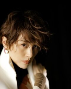 Ryoko Yonekura Instagram - 断腸の思いでこの決断に至りました… お医者様からの半年は無理な動作は控えた方が良いというご意見でもあり このリスクを抱えてNYに行っても キャストをはじめ、俳優業界の皆様にご迷惑をおかけする事になり、コロナ禍にも関わらず、日本をはじめ、海外から来てくださったファンの皆様に当日キャンセルという事態はどうしても避けたく、この決断を下しました。 また、日本公演も沢山のお客様に先行発売のチケットを購入して頂きましたがこちらも期待に応えられずの結果になってしまいました。。。 去年も今年ずっと低髄液に悩まされていて、何度も検査を重ねやっと腹部側からの傷口(髄液が漏れてる箇所)が見つかり、新しい治療方をご提案いただき、夢のCHICAGO、各お仕事をスムーズに挑める様、処置を施しました。 その後、その症状は改善されたものの、 仙骨周囲の激痛、馬尾神経腫大、強度の坐骨神経痛等、歩行困難などに向き合わなければならずの中、活動を続けていました とにかくどうやっても 背中を湾曲させることができないのです。 現在、日常生活にやや支障のない程には回復してきていますが、舞台でパフォーマンスするには程遠い状態です… どうにか、どうにか間に合います様にと、 やれるだけの治療、トリートメント、トレーニングを続けていますが、本当に悔しい結果になってしまいました。 ごめんなさい、ごめんなさい、 本当にごめんなさい。 ここに来るまで肉体的にも精神的もボロボロ状態です。 気合いと根性だけではどうにもなりませんでした。ホント悔しいです。。。 だから、、、 今やれる事はとにかく回復する事にフォーカスをおいて、この悔しさを今後の糧として必ず乗り越えてもっと強い女になってやるっ！！ もっと器の大きな、引き出しの多い表現者になってやるんだ！！ 待っててね、待っててください🖤 いつも応援ありがとうございます。 米倉涼子