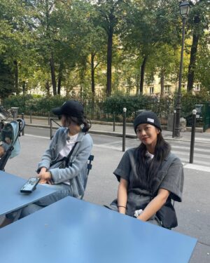 Ryu Hye-young Instagram - .
파리🗼🤎

텐트밖은유럽 남프랑스
사랑해주셔서 감사합니다 🙇🏻‍♀️

#tvn #텐트밖은유럽남프랑스