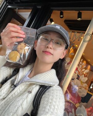 Ryu Hye-young Instagram - .
파리🗼🤎

텐트밖은유럽 남프랑스
사랑해주셔서 감사합니다 🙇🏻‍♀️

#tvn #텐트밖은유럽남프랑스