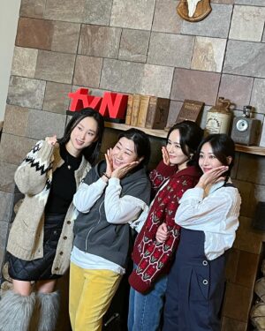 Ryu Hye-young Instagram - .
파리🗼🤎

텐트밖은유럽 남프랑스
사랑해주셔서 감사합니다 🙇🏻‍♀️

#tvn #텐트밖은유럽남프랑스