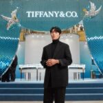 Ryu Jun-yeol Instagram - 홀리데이를 맞아 브랜드의 헤리티지 컬렉션인 ’바위 위에 앉은 새‘에서 영감을 받은 모던한 컨셉의 티파니 하우스 오브 아이콘(Tiffany House of ICONs) 팝업스토어가 오픈했습니다. 1월 31일까지 에비뉴엘 잠실점 지하 1층 더 크라운에서 티파니를 상징하는 다이아몬드의 아름다움과 아이코닉한 컬렉션을 만나보세요! #광고 #TiffanyAndCo #티파니앤코#TiffanyHouseofICONs #티파니하우스오브아이콘