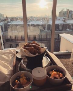 Sébastien Dubois Instagram - Petit déjeuné avec ma princesse @hillaryoff 👑 #paris