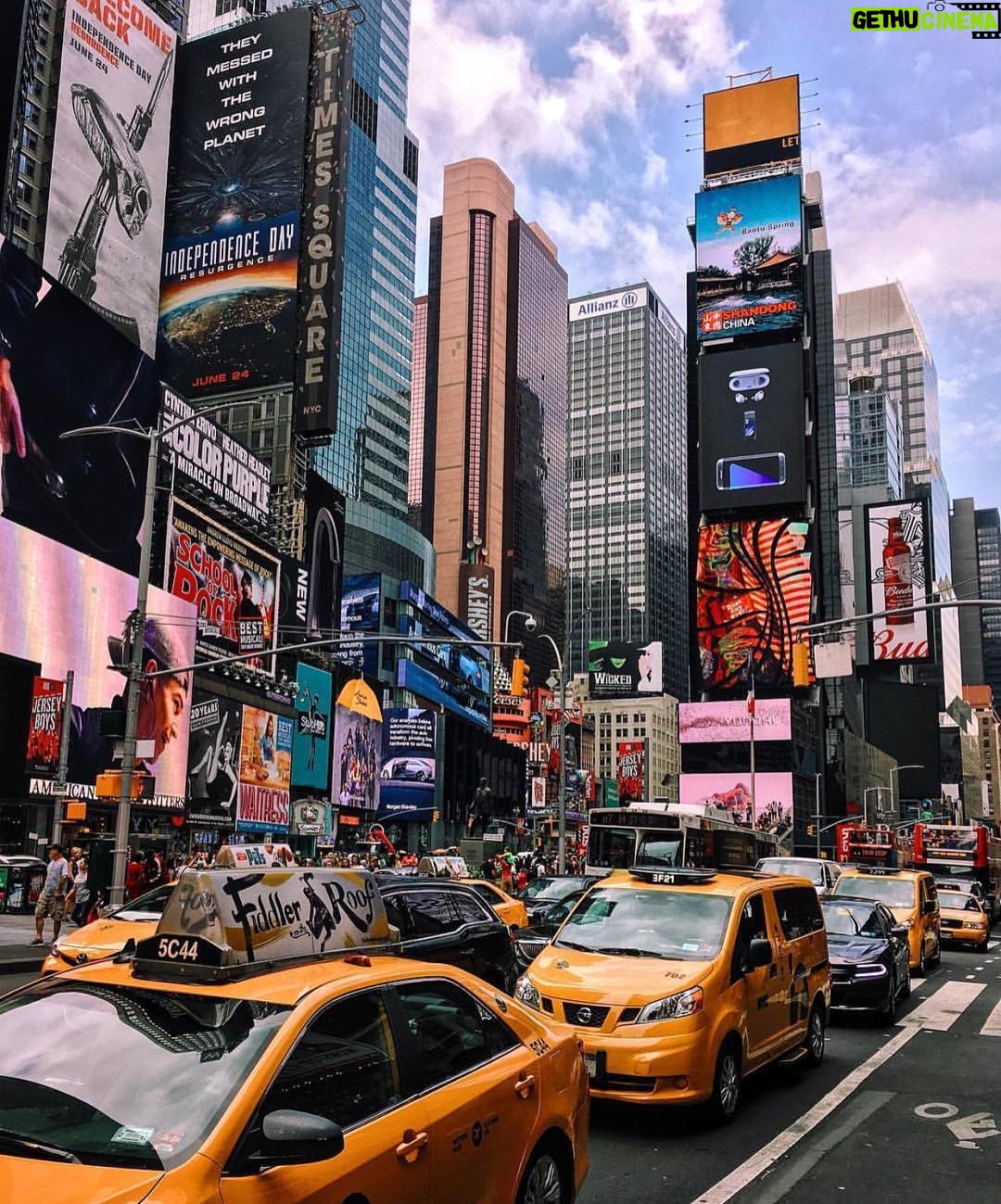 Sébastien Dubois Instagram - City life 👁