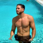 Sébastien Dubois Instagram - L’application 100% non censurée est entrain d’être finalisée mais cela va prendre 25 jours pour que l’Apple store valide et met l’application en ligne, en tout cas j’ai hâte de pouvoir me filmer sur ma propre plateforme et surtout m’amuser car honnêtement avec snap je ne m’amusais plus je ne pouvais plus rien poster car le contenu libre en 2022 n’existe plus et c’était une vraie prise de tête! D’ailleurs j’ai l’impression d’avoir physiquement vieilli, vous en pensez quoi?