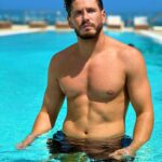 Sébastien Dubois Instagram - L’application 100% non censurée est entrain d’être finalisée mais cela va prendre 25 jours pour que l’Apple store valide et met l’application en ligne, en tout cas j’ai hâte de pouvoir me filmer sur ma propre plateforme et surtout m’amuser car honnêtement avec snap je ne m’amusais plus je ne pouvais plus rien poster car le contenu libre en 2022 n’existe plus et c’était une vraie prise de tête! D’ailleurs j’ai l’impression d’avoir physiquement vieilli, vous en pensez quoi?