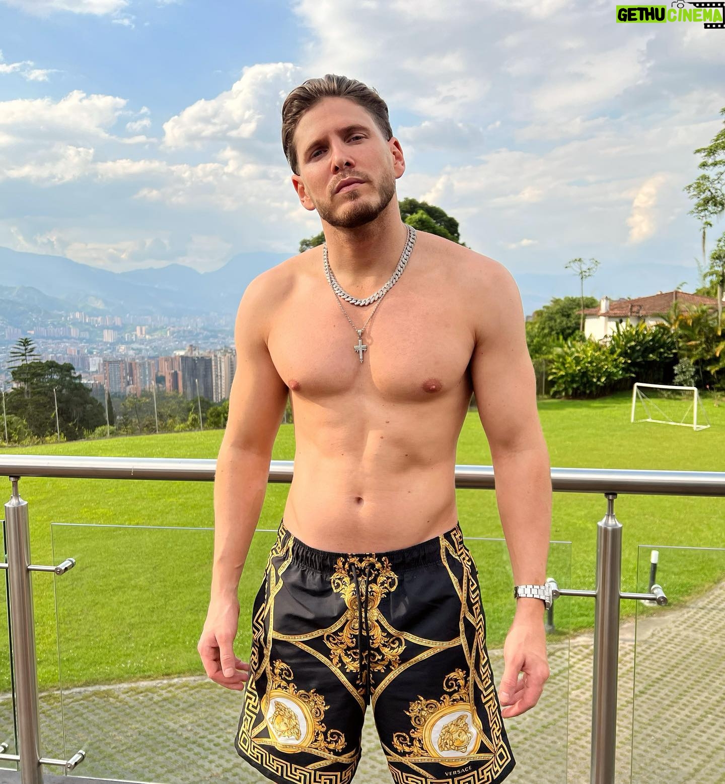 Sébastien Dubois Instagram - Je suis quelque jour en Colombie avec mes copines américaines et je rentre dans quelque jours à Miami et m’installer. Mon application 100% non censurée arrive bientôt restée connectée !