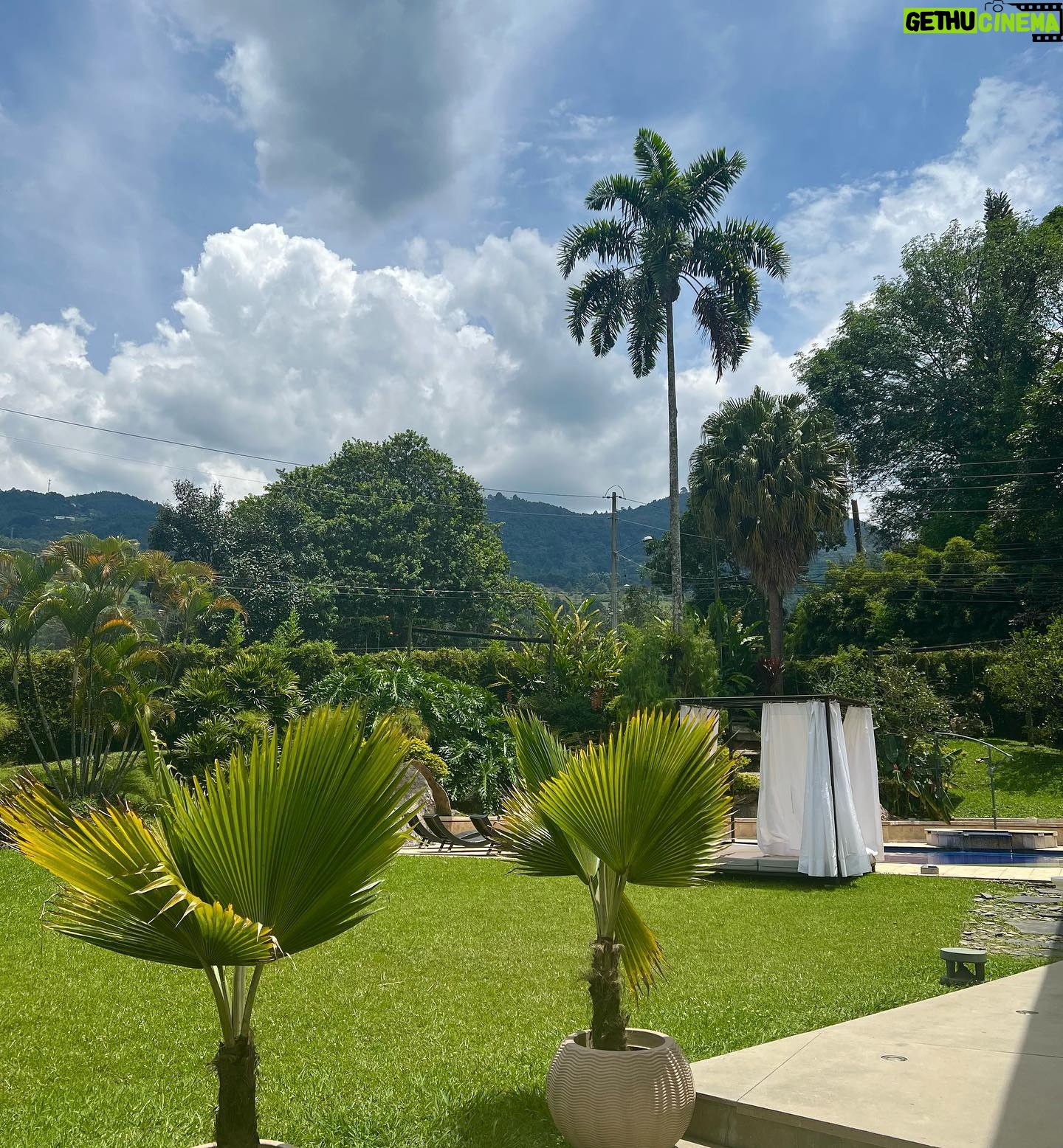 Sébastien Dubois Instagram - Je suis quelque jour en Colombie avec mes copines américaines et je rentre dans quelque jours à Miami et m’installer. Mon application 100% non censurée arrive bientôt restée connectée !