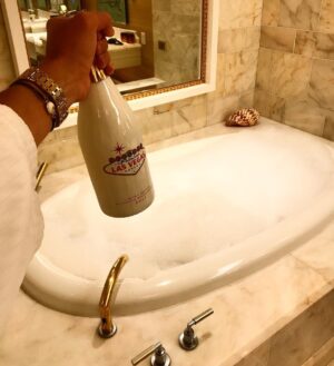 Sébastien Dubois Instagram - Las Vegas Champagne 😜🍾 .
.
#lasvegas #champagne #funny #lasvegasstrip #wynnlasvegas #jacuzzi