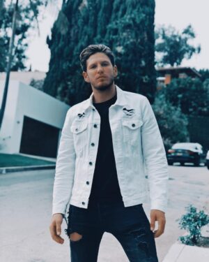Sébastien Dubois Instagram - Est-ce que vous pensez que je vais gagner le duel face au rouge 🔴? #melaa3 😉