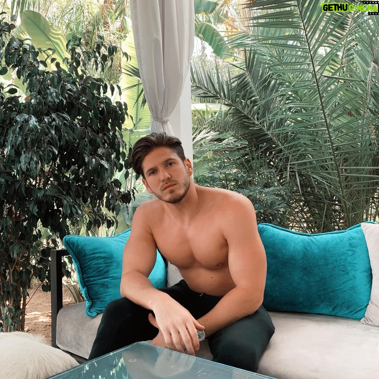 Sébastien Dubois Instagram - Super séjour à Marrakech grâce à @lamaisonblanche_marrakech qu’est-ce que vous pensez aussi des Marseillais VS le Rest Du Monde ? 😂😜💥