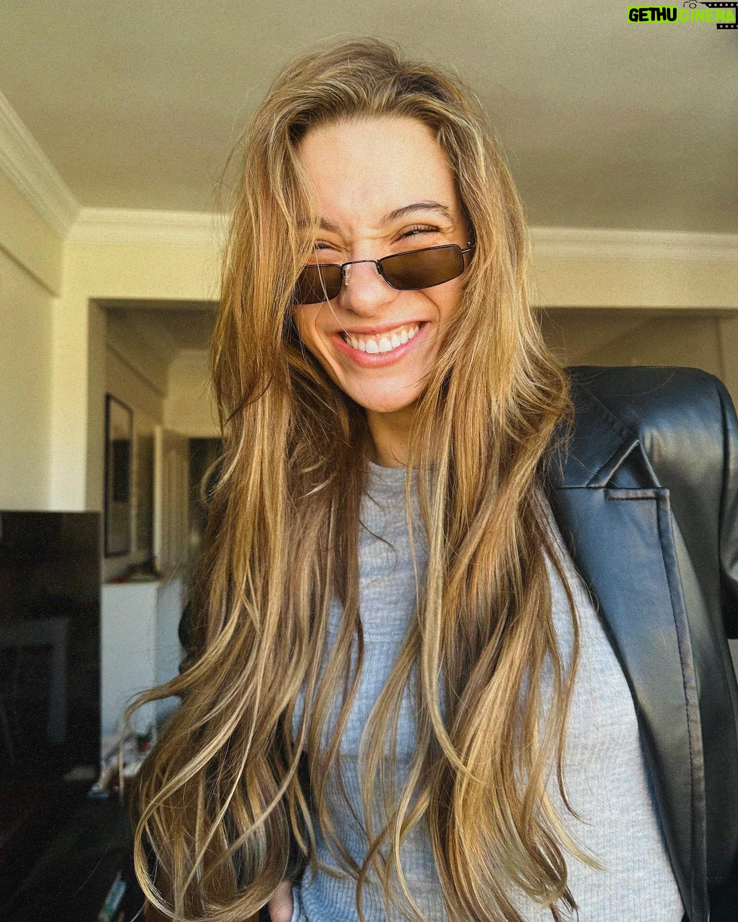 Sümeyye Aydoğan Instagram - Çabuk çabuk sete gitmeden fotoğraf!! Oh bir de öpücük atalım.. heh tamam 💋🤓