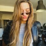 Sümeyye Aydoğan Instagram - Çabuk çabuk sete gitmeden fotoğraf!! Oh bir de öpücük atalım.. heh tamam 💋🤓