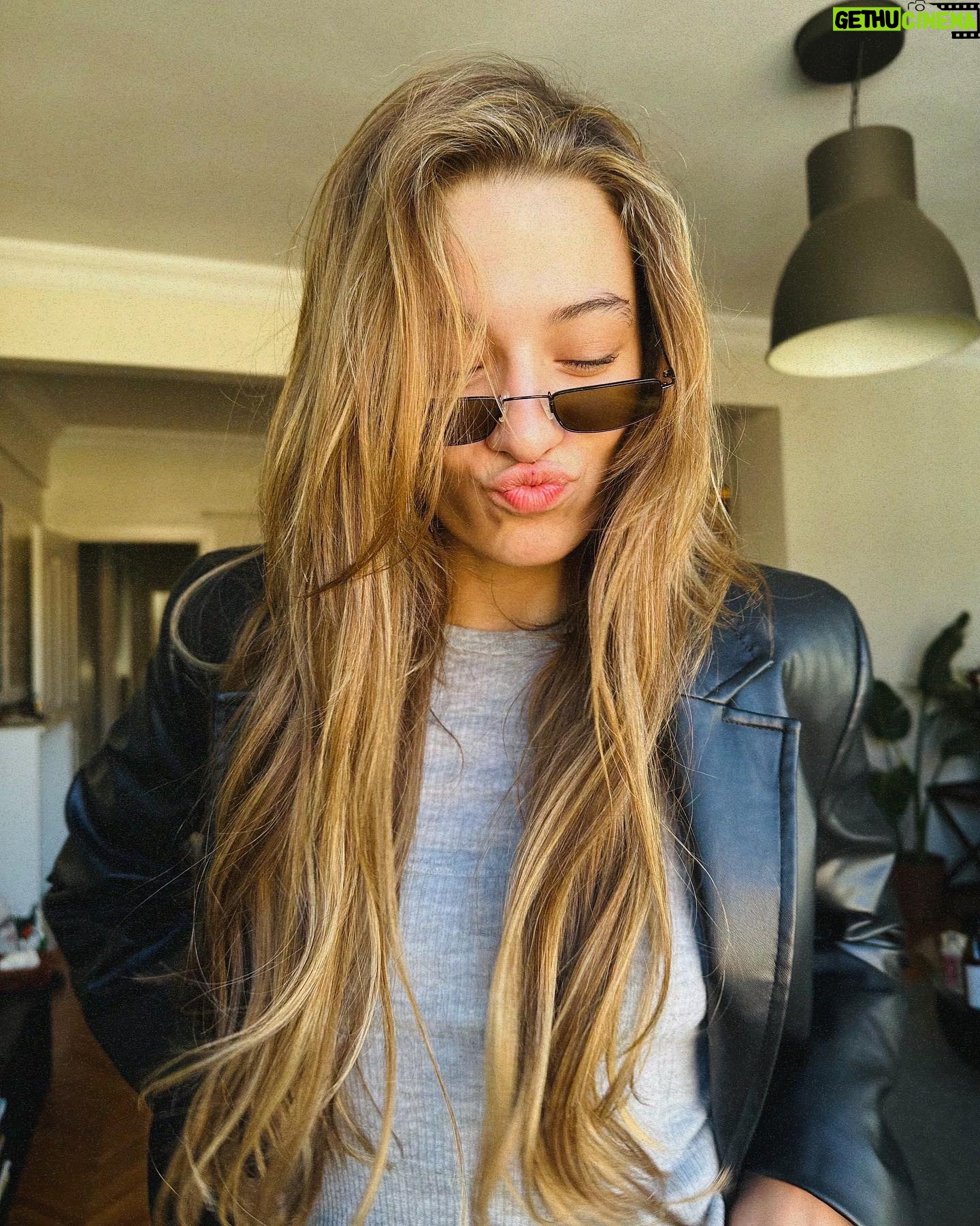 Sümeyye Aydoğan Instagram - Çabuk çabuk sete gitmeden fotoğraf!! Oh bir de öpücük atalım.. heh tamam 💋🤓