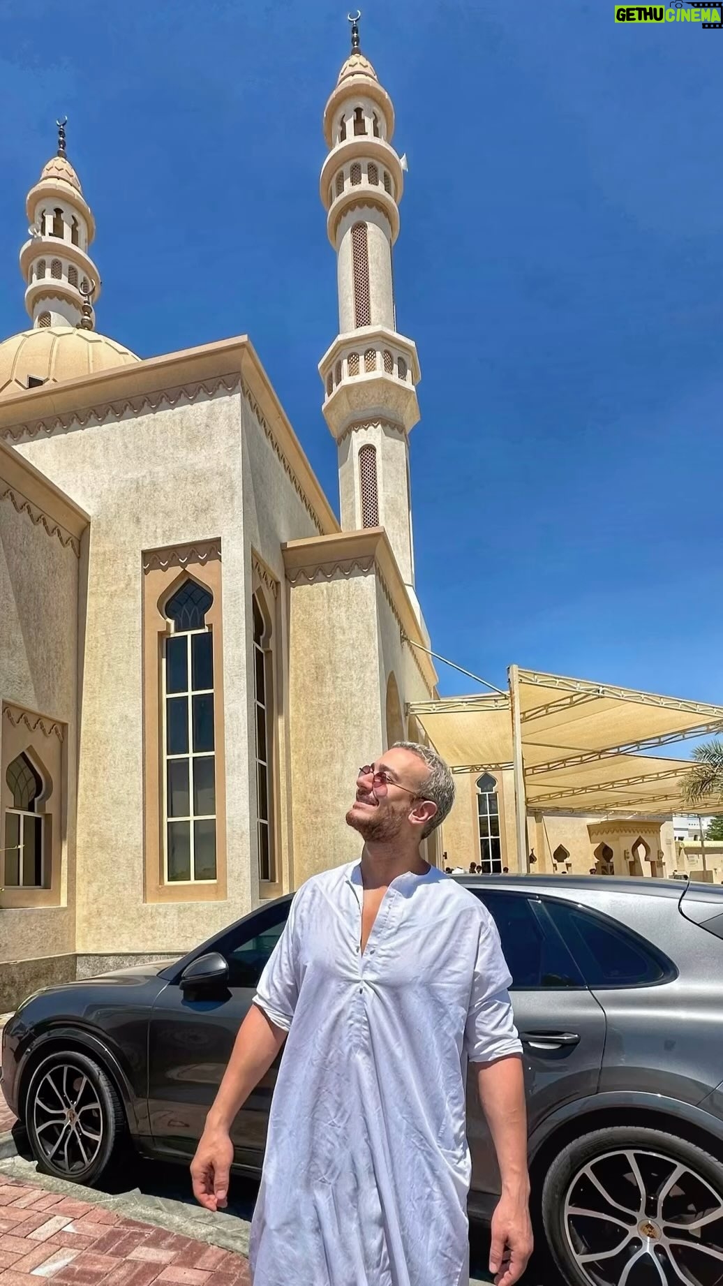 Saad Lamjarred Instagram - يوم الجمعة، يوم السعادة والبركة، فلنجعل منه بداية لأسبوع مليء بالإيمان والتفاؤل. لنستمتع بروح السكينة والاطمئنان في هذا اليوم المميز، ولنجعله فرصة للتأمل والاقتراب من الله. فلنبادر بالخير ونسعى لنشر السلام والمحبة في كل زاوية من حياتنا. جمعة مباركة على الجميع.