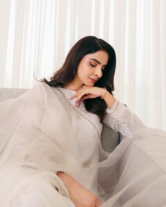 Saba Qamar Zaman Instagram - How’s your eid going everyone? ☺️🫣🎶 #meethieid🌙