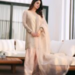 Saba Qamar Zaman Instagram - Eid Mubarak! ✨ #meripehlieid 💞