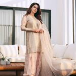 Saba Qamar Zaman Instagram - Eid Mubarak! ✨ #meripehlieid 💞