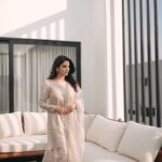 Saba Qamar Zaman Instagram - I miss the Eid of my childhood days when we would celebrate this festival with lots of happiness and prosperity…Be good to people for no reason. 🙏😌 Happy Eid Everyone! 🤍✨ 📸 @waqar_ahmed_butt @paragonstudioofficial 👗 @erumkhancouture 💄 @paragonsalonlhr
